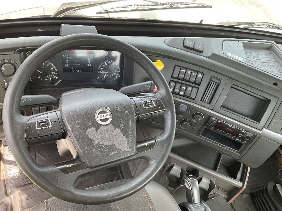 Day Cab Tractor-Heavy Duty Tractors-Volvo-2023-VNR62300-Ocala-FL-530,718\n\t\tmiles-$ 44,000 - Image 11