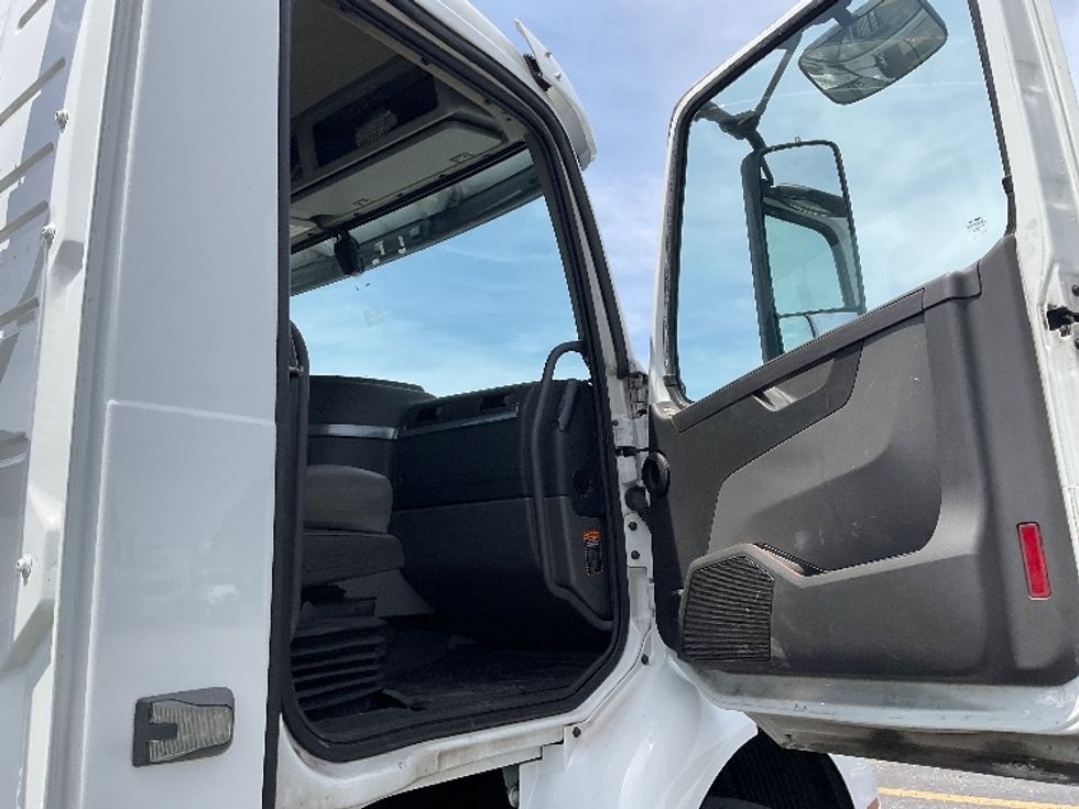 Day Cab Tractor-Heavy Duty Tractors-Volvo-2023-VNR62300-Ocala-FL-530,718\n\t\tmiles-$ 44,000 - Image 12