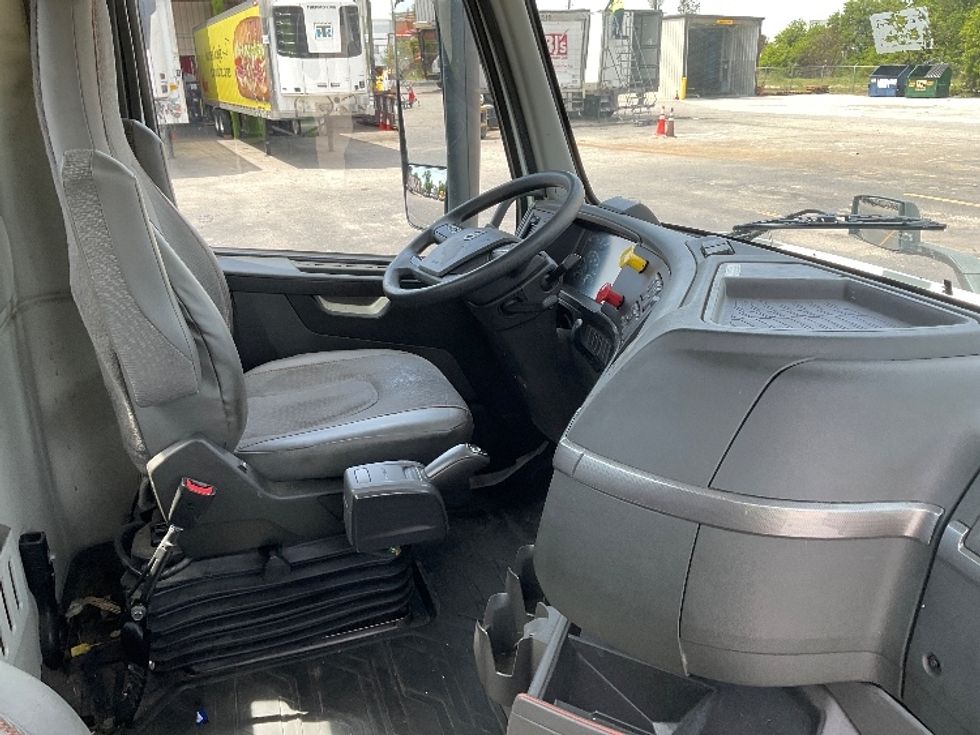 Day Cab Tractor-Heavy Duty Tractors-Volvo-2023-VNR62300-Ocala-FL-530,718\n\t\tmiles-$ 44,000 - Image 14