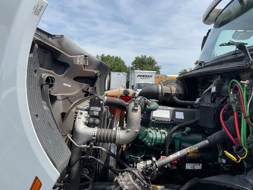 Day Cab Tractor-Heavy Duty Tractors-Volvo-2023-VNR62300-Ocala-FL-530,718\n\t\tmiles-$ 44,000 - Image 16