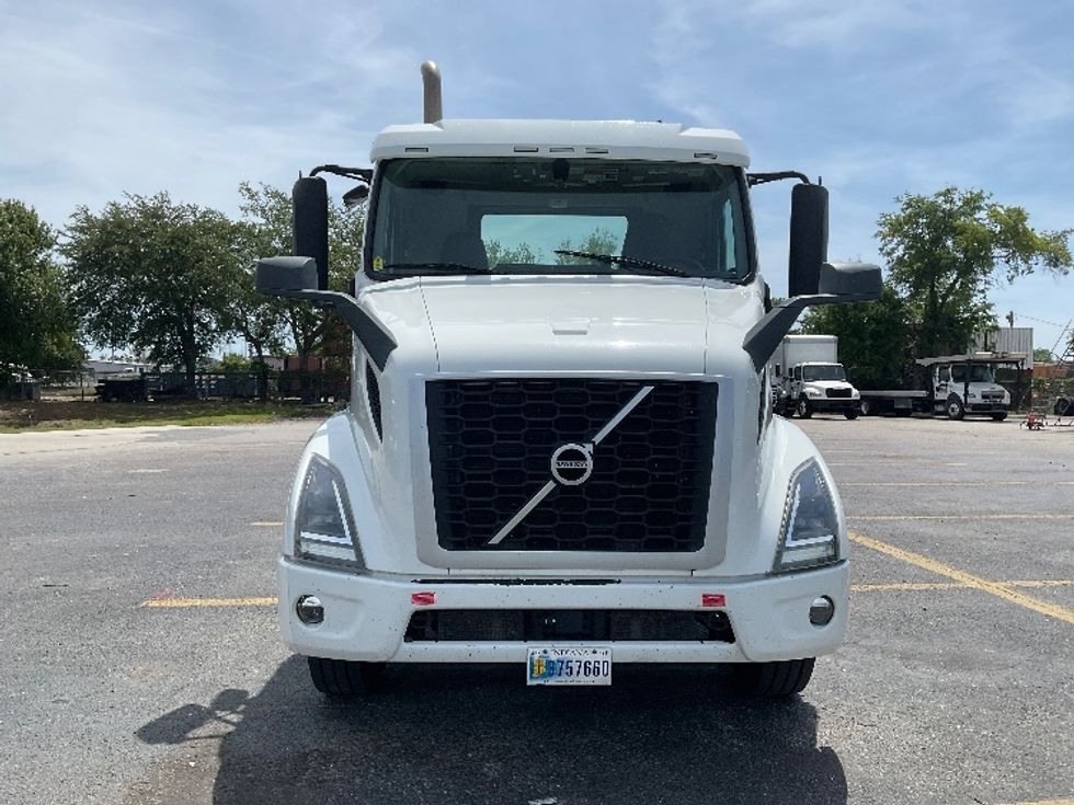 Day Cab Tractor-Heavy Duty Tractors-Volvo-2023-VNR62300-Ocala-FL-530,718\n\t\tmiles-$ 44,000 - Image 2