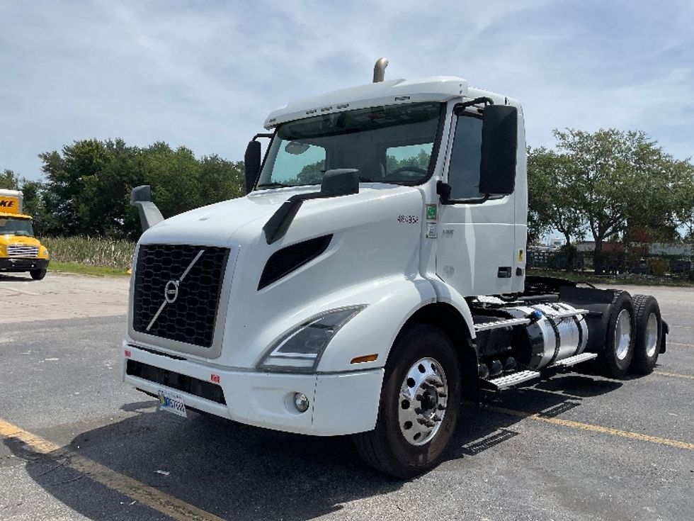 Day Cab Tractor-Heavy Duty Tractors-Volvo-2023-VNR62300-Ocala-FL-530,718\n\t\tmiles-$ 44,000 - Image 3