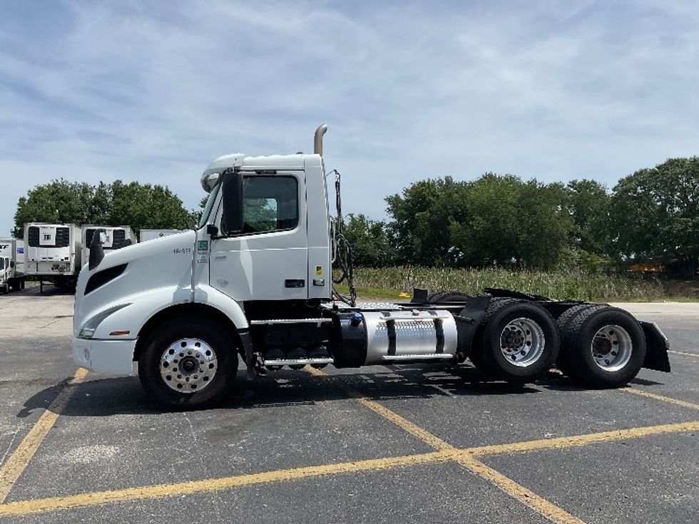 Day Cab Tractor-Heavy Duty Tractors-Volvo-2023-VNR62300-Ocala-FL-530,718\n\t\tmiles-$ 44,000 - Image 4