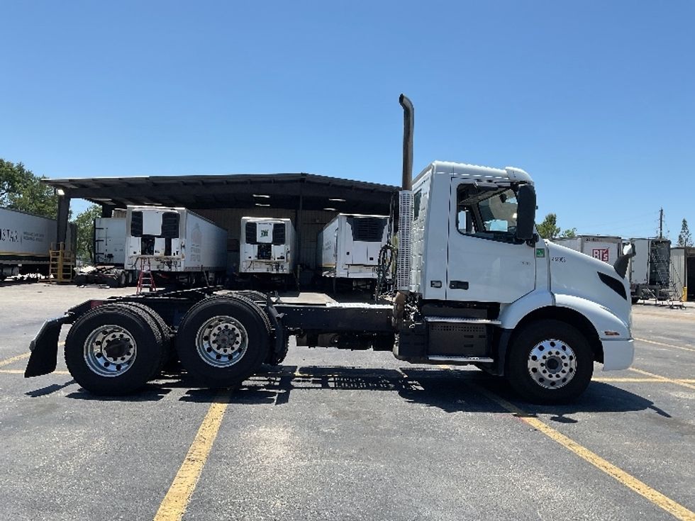 Day Cab Tractor-Heavy Duty Tractors-Volvo-2023-VNR62300-Ocala-FL-530,718\n\t\tmiles-$ 44,000 - Image 8