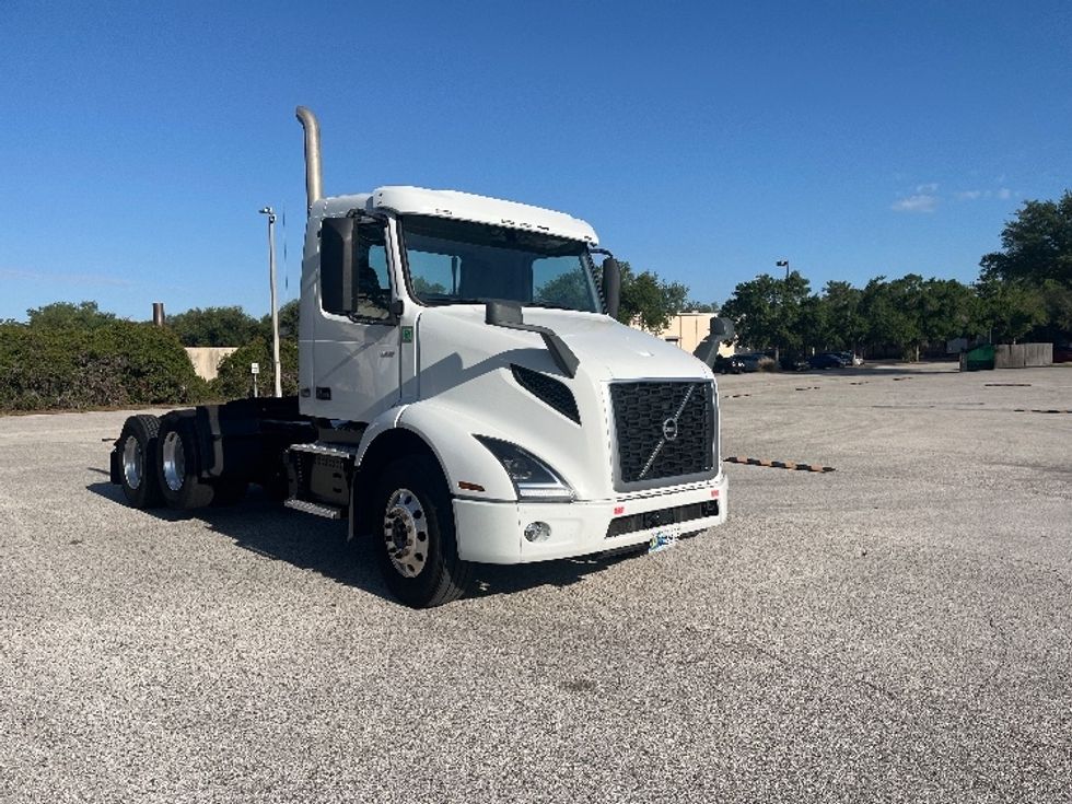 Day Cab Tractor-Heavy Duty Tractors-Volvo-2023-VNR62300-Ocala-FL-613,659\n\t\tmiles-$ 39,250 - Image 1