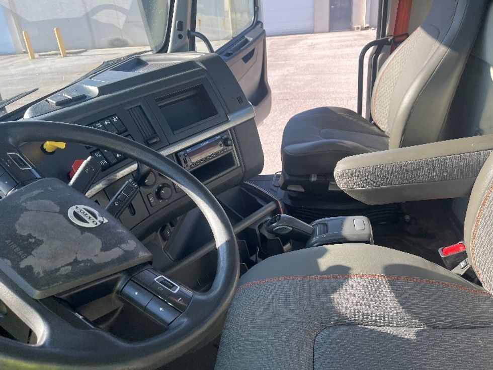 Day Cab Tractor-Heavy Duty Tractors-Volvo-2023-VNR62300-Ocala-FL-613,659\n\t\tmiles-$ 39,250 - Image 10