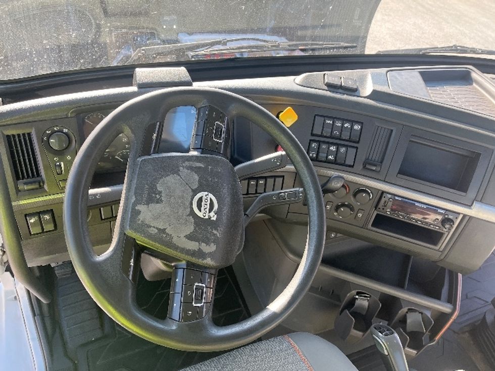 Day Cab Tractor-Heavy Duty Tractors-Volvo-2023-VNR62300-Ocala-FL-613,659\n\t\tmiles-$ 39,250 - Image 11
