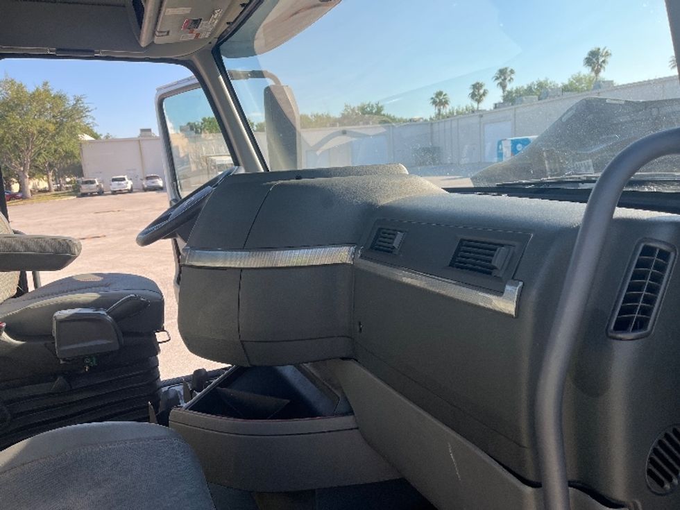 Day Cab Tractor-Heavy Duty Tractors-Volvo-2023-VNR62300-Ocala-FL-613,659\n\t\tmiles-$ 39,250 - Image 13