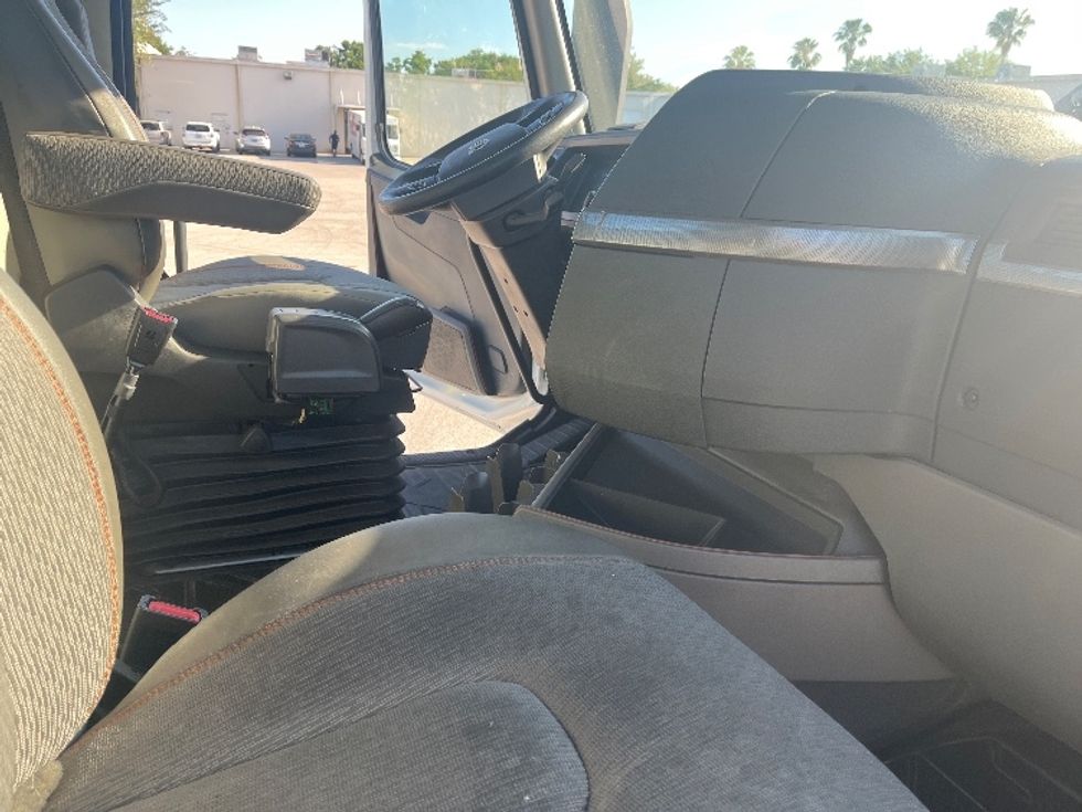 Day Cab Tractor-Heavy Duty Tractors-Volvo-2023-VNR62300-Ocala-FL-613,659\n\t\tmiles-$ 39,250 - Image 14