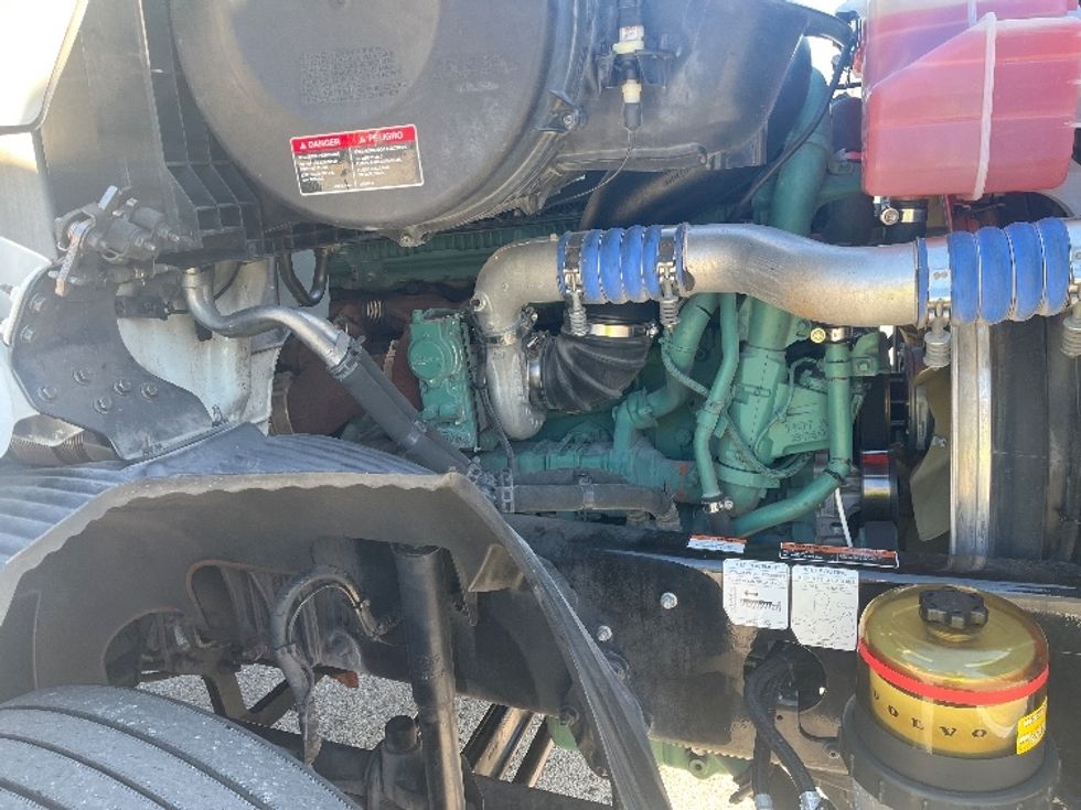 Day Cab Tractor-Heavy Duty Tractors-Volvo-2023-VNR62300-Ocala-FL-613,659\n\t\tmiles-$ 39,250 - Image 15
