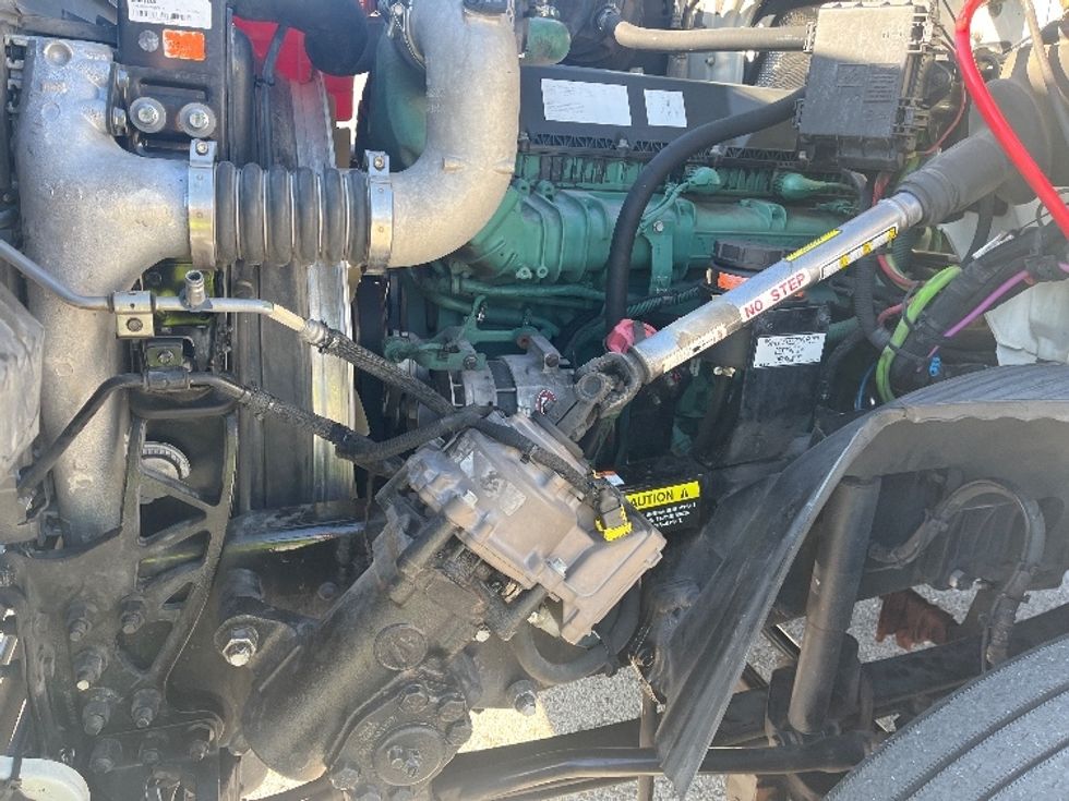 Day Cab Tractor-Heavy Duty Tractors-Volvo-2023-VNR62300-Ocala-FL-613,659\n\t\tmiles-$ 39,250 - Image 16