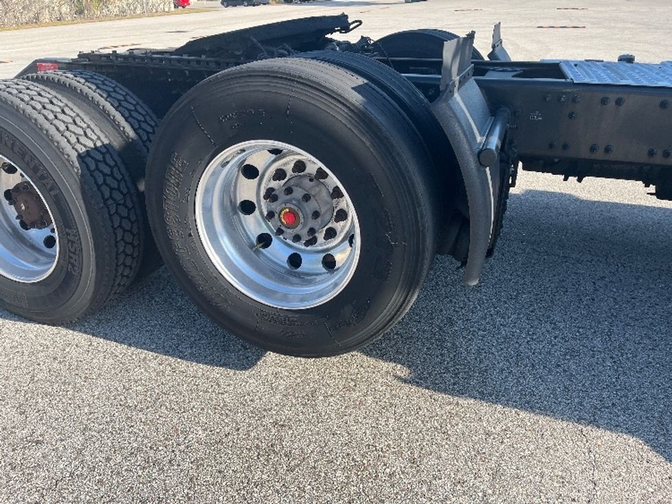 Day Cab Tractor-Heavy Duty Tractors-Volvo-2023-VNR62300-Ocala-FL-613,659\n\t\tmiles-$ 39,250 - Image 18