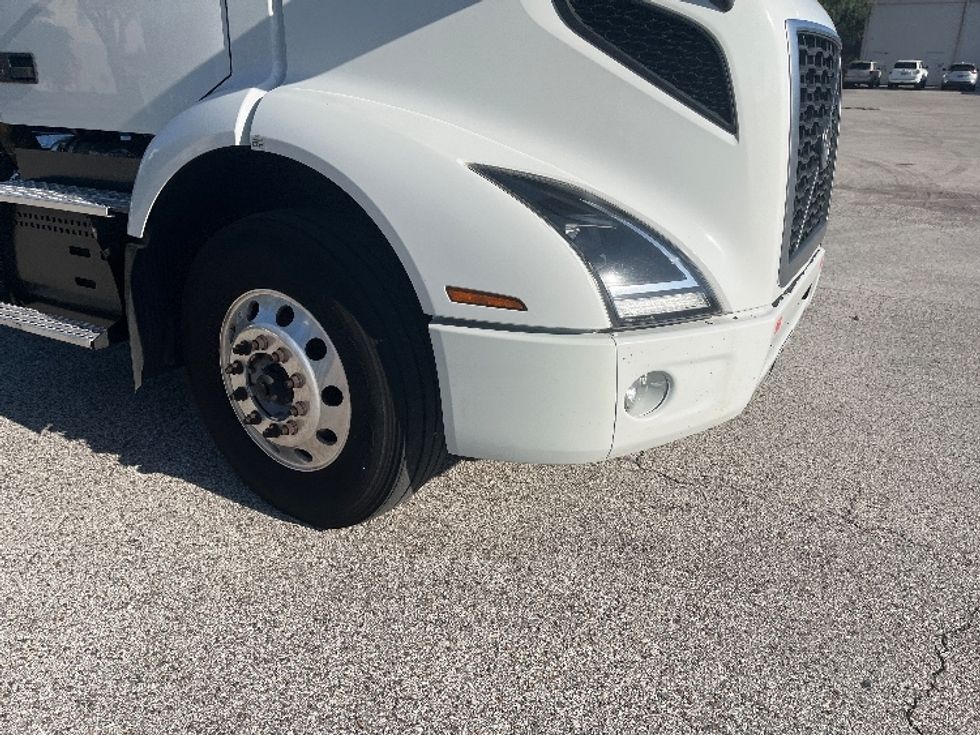 Day Cab Tractor-Heavy Duty Tractors-Volvo-2023-VNR62300-Ocala-FL-613,659\n\t\tmiles-$ 39,250 - Image 19