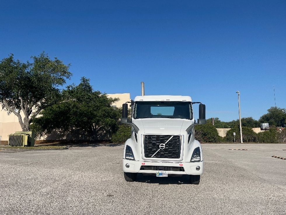 Day Cab Tractor-Heavy Duty Tractors-Volvo-2023-VNR62300-Ocala-FL-613,659\n\t\tmiles-$ 39,250 - Image 2