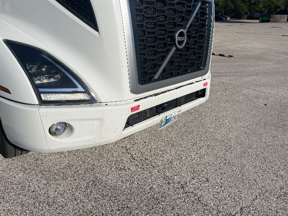 Day Cab Tractor-Heavy Duty Tractors-Volvo-2023-VNR62300-Ocala-FL-613,659\n\t\tmiles-$ 39,250 - Image 20