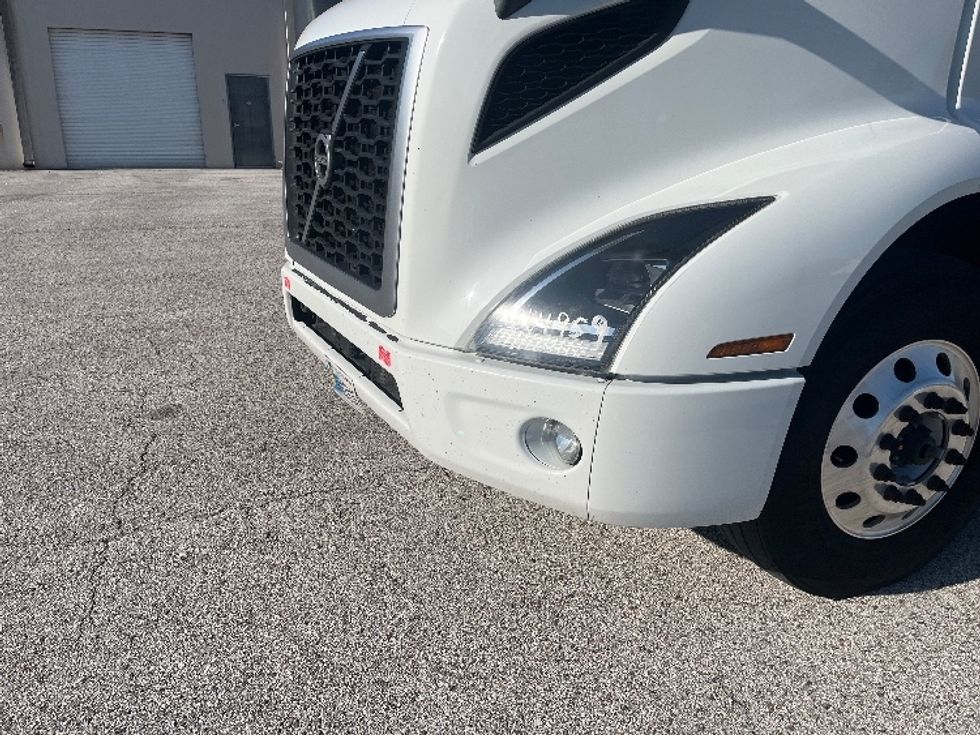 Day Cab Tractor-Heavy Duty Tractors-Volvo-2023-VNR62300-Ocala-FL-613,659\n\t\tmiles-$ 39,250 - Image 21