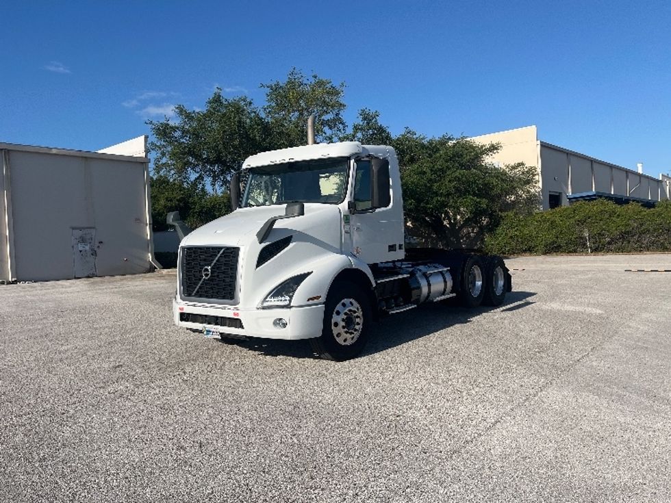 Day Cab Tractor-Heavy Duty Tractors-Volvo-2023-VNR62300-Ocala-FL-613,659\n\t\tmiles-$ 39,250 - Image 3