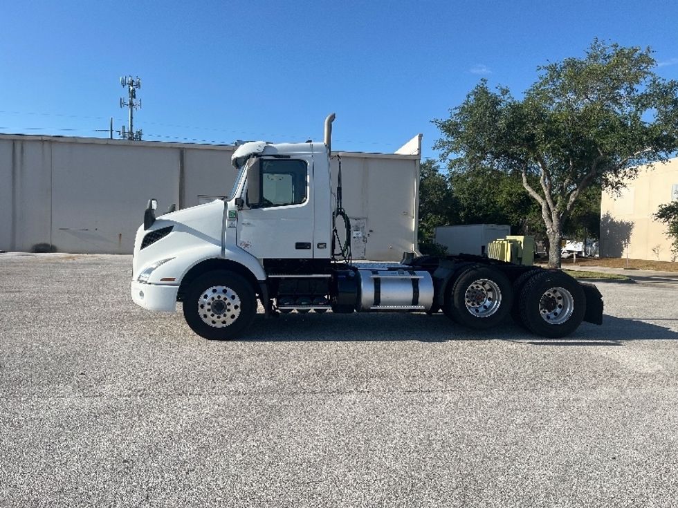 Day Cab Tractor-Heavy Duty Tractors-Volvo-2023-VNR62300-Ocala-FL-613,659\n\t\tmiles-$ 39,250 - Image 4