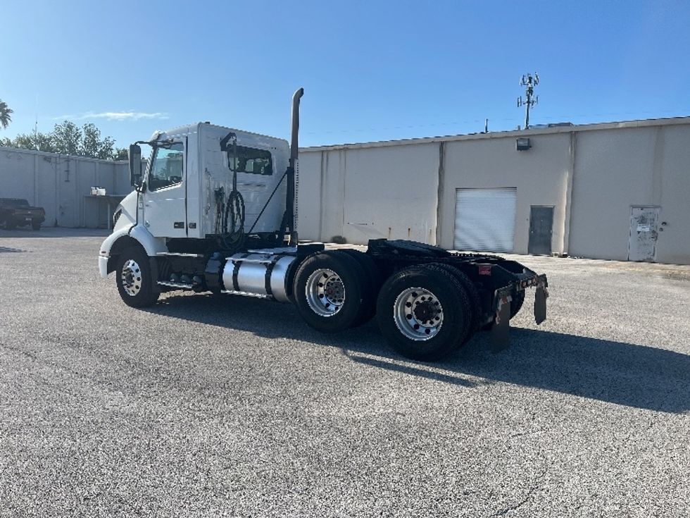 Day Cab Tractor-Heavy Duty Tractors-Volvo-2023-VNR62300-Ocala-FL-613,659\n\t\tmiles-$ 39,250 - Image 5
