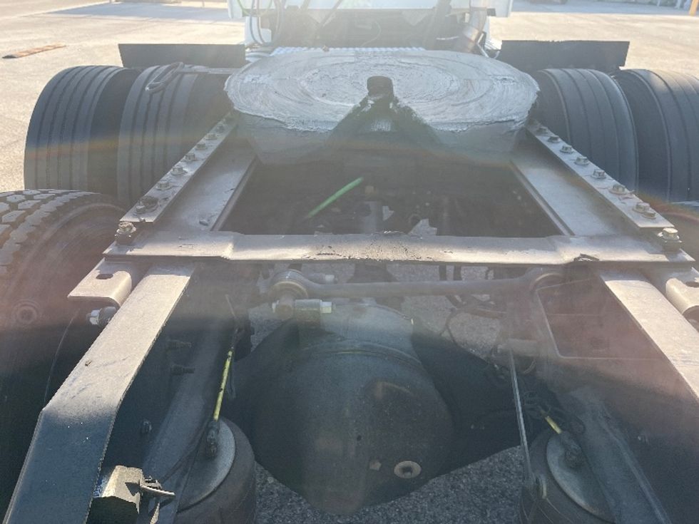 Day Cab Tractor-Heavy Duty Tractors-Volvo-2023-VNR62300-Ocala-FL-613,659\n\t\tmiles-$ 39,250 - Image 6