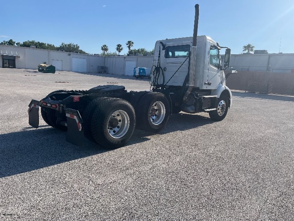 Day Cab Tractor-Heavy Duty Tractors-Volvo-2023-VNR62300-Ocala-FL-613,659\n\t\tmiles-$ 39,250 - Image 7