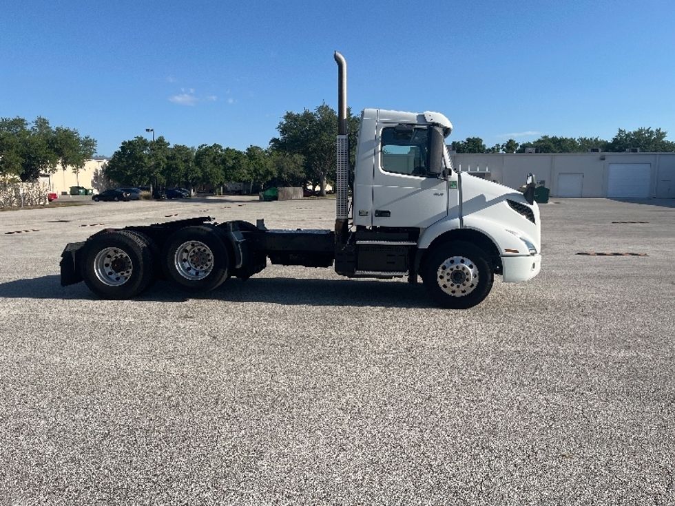 Day Cab Tractor-Heavy Duty Tractors-Volvo-2023-VNR62300-Ocala-FL-613,659\n\t\tmiles-$ 39,250 - Image 8