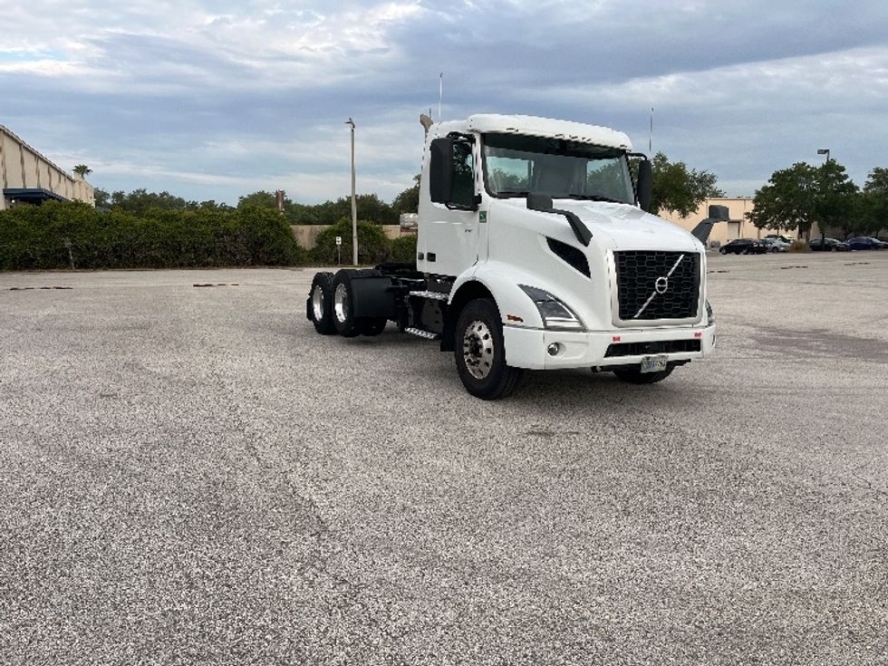 Day Cab Tractor-Heavy Duty Tractors-Volvo-2023-VNR62300-Tampa-FL-355,762\n\t\tmiles-$ 61,750 - Image 1