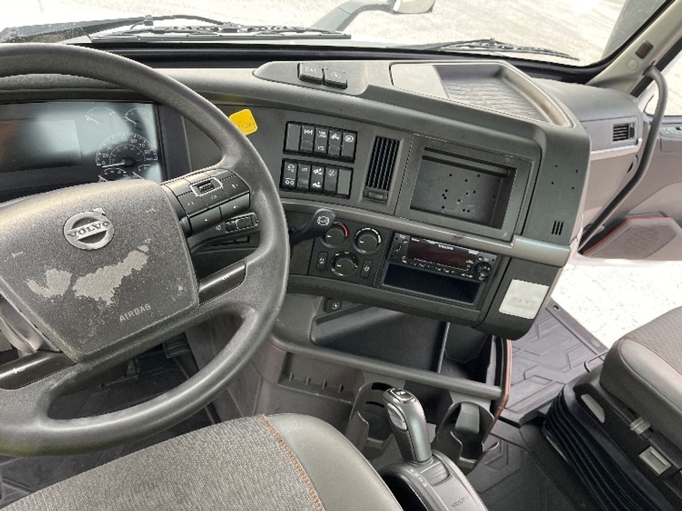 Day Cab Tractor-Heavy Duty Tractors-Volvo-2023-VNR62300-Tampa-FL-355,762\n\t\tmiles-$ 61,750 - Image 10