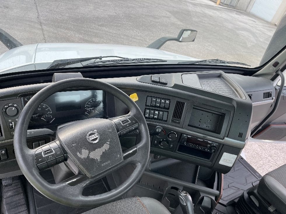 Day Cab Tractor-Heavy Duty Tractors-Volvo-2023-VNR62300-Tampa-FL-355,762\n\t\tmiles-$ 61,750 - Image 11