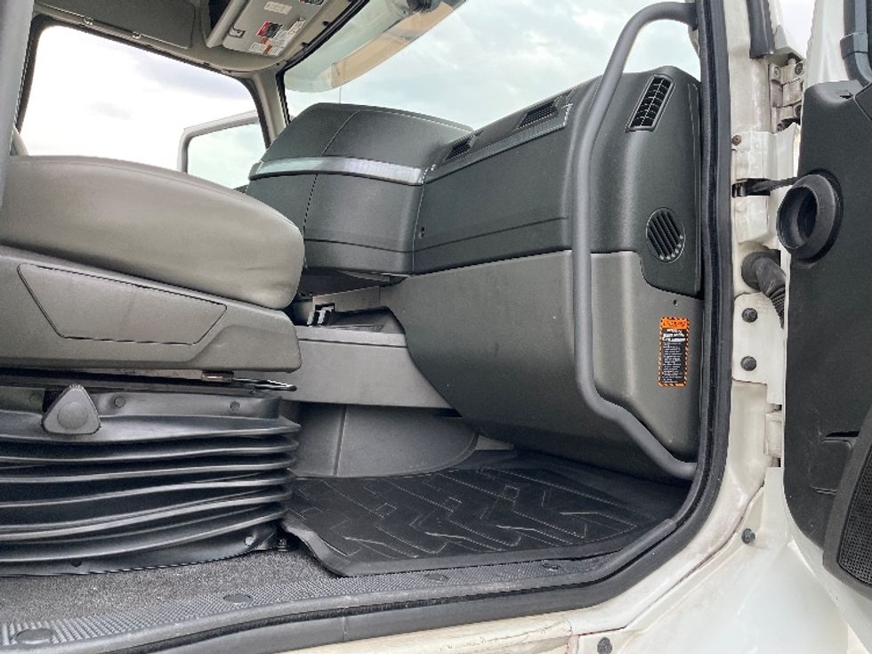Day Cab Tractor-Heavy Duty Tractors-Volvo-2023-VNR62300-Tampa-FL-355,762\n\t\tmiles-$ 61,750 - Image 12