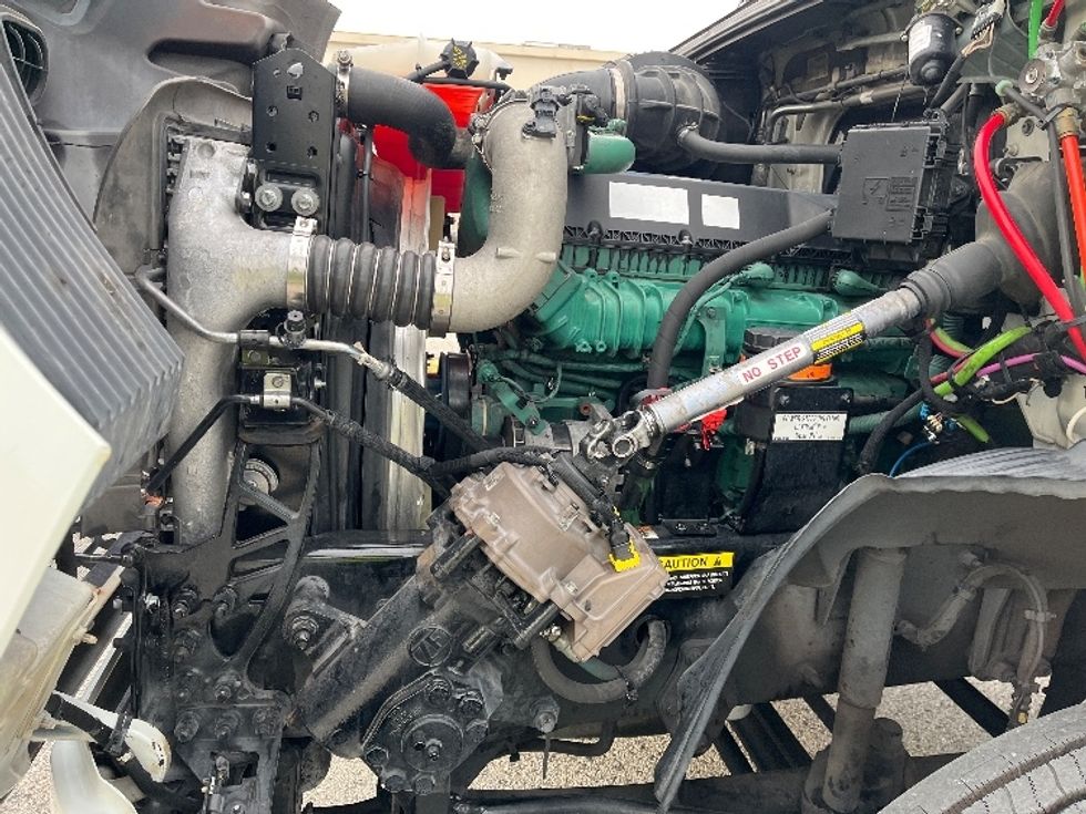 Day Cab Tractor-Heavy Duty Tractors-Volvo-2023-VNR62300-Tampa-FL-355,762\n\t\tmiles-$ 61,750 - Image 16