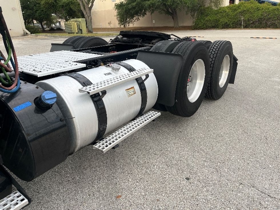 Day Cab Tractor-Heavy Duty Tractors-Volvo-2023-VNR62300-Tampa-FL-355,762\n\t\tmiles-$ 61,750 - Image 17
