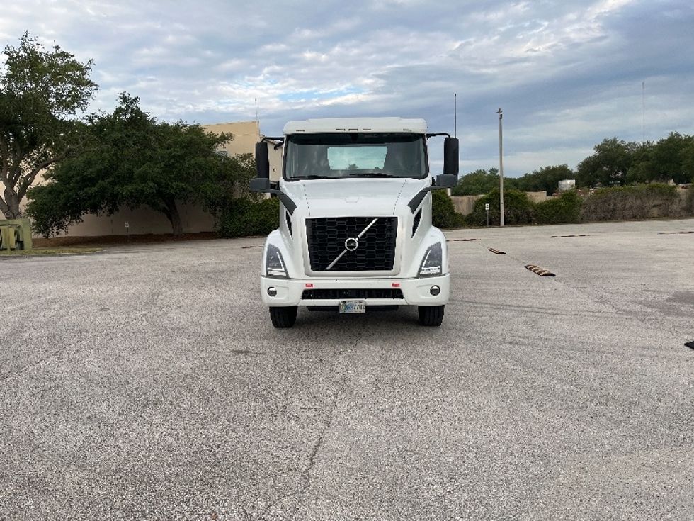 Day Cab Tractor-Heavy Duty Tractors-Volvo-2023-VNR62300-Tampa-FL-355,762\n\t\tmiles-$ 61,750 - Image 2