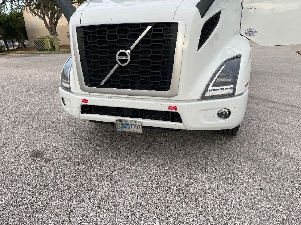 Day Cab Tractor-Heavy Duty Tractors-Volvo-2023-VNR62300-Tampa-FL-355,762\n\t\tmiles-$ 61,750 - Image 20