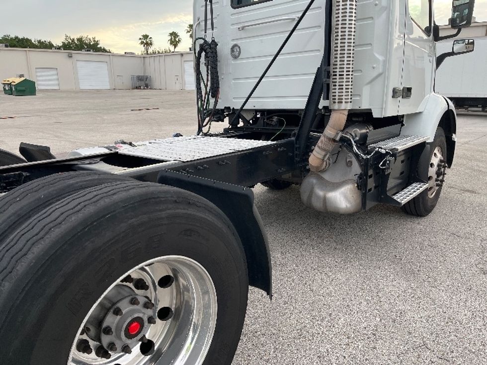 Day Cab Tractor-Heavy Duty Tractors-Volvo-2023-VNR62300-Tampa-FL-355,762\n\t\tmiles-$ 61,750 - Image 24