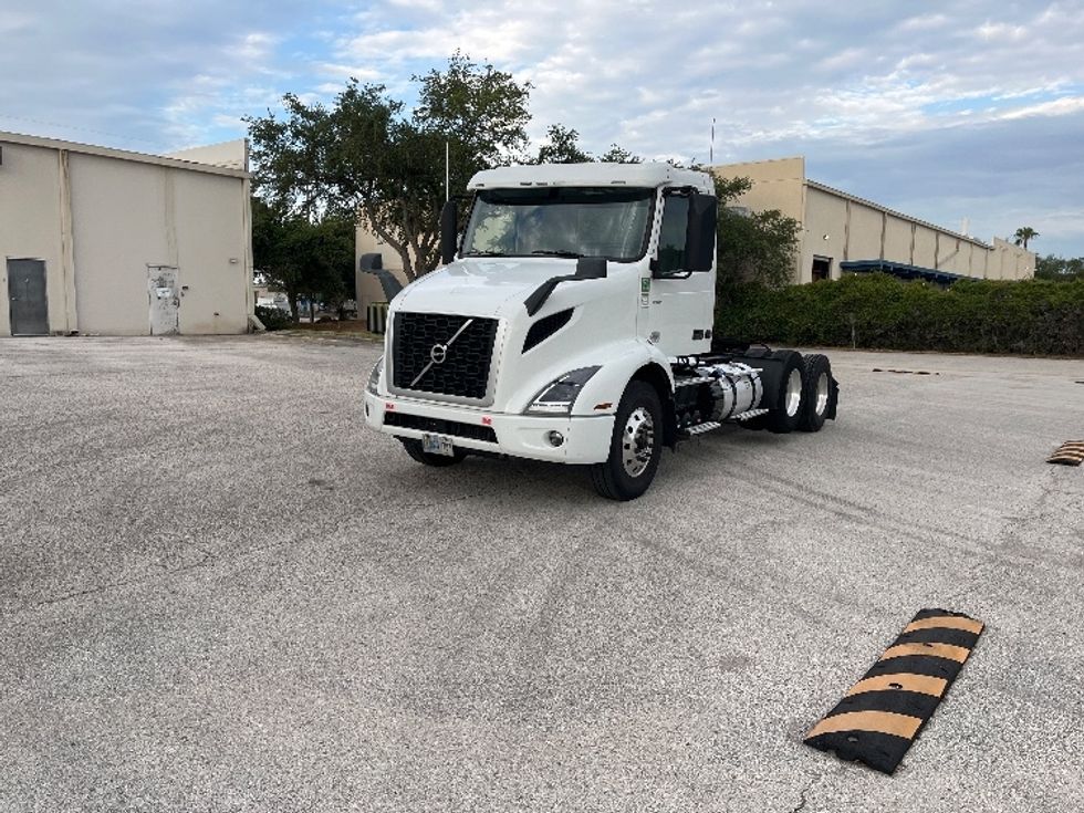 Day Cab Tractor-Heavy Duty Tractors-Volvo-2023-VNR62300-Tampa-FL-355,762\n\t\tmiles-$ 61,750 - Image 3