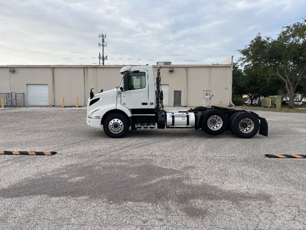Day Cab Tractor-Heavy Duty Tractors-Volvo-2023-VNR62300-Tampa-FL-355,762\n\t\tmiles-$ 61,750 - Image 4