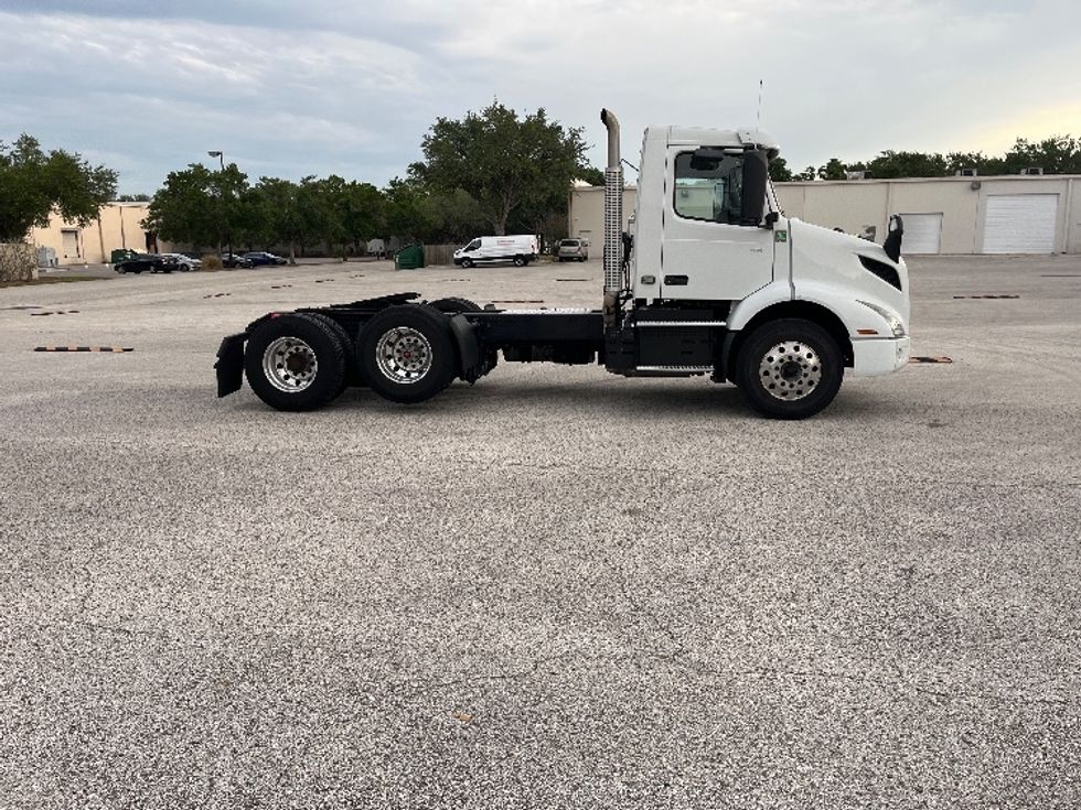 Day Cab Tractor-Heavy Duty Tractors-Volvo-2023-VNR62300-Tampa-FL-355,762\n\t\tmiles-$ 61,750 - Image 8