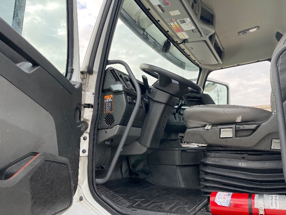 Day Cab Tractor-Heavy Duty Tractors-Volvo-2023-VNR62300-Tampa-FL-355,762\n\t\tmiles-$ 61,750 - Image 9