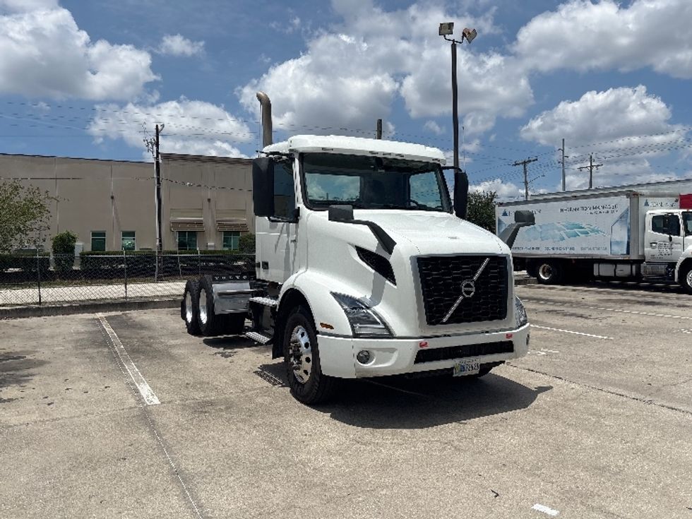 Day Cab Tractor-Heavy Duty Tractors-Volvo-2023-VNR62300-Tampa-FL-466,472\n\t\tmiles-$ 59,500 - Image 1