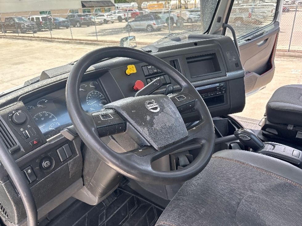 Day Cab Tractor-Heavy Duty Tractors-Volvo-2023-VNR62300-Tampa-FL-466,472\n\t\tmiles-$ 59,500 - Image 10