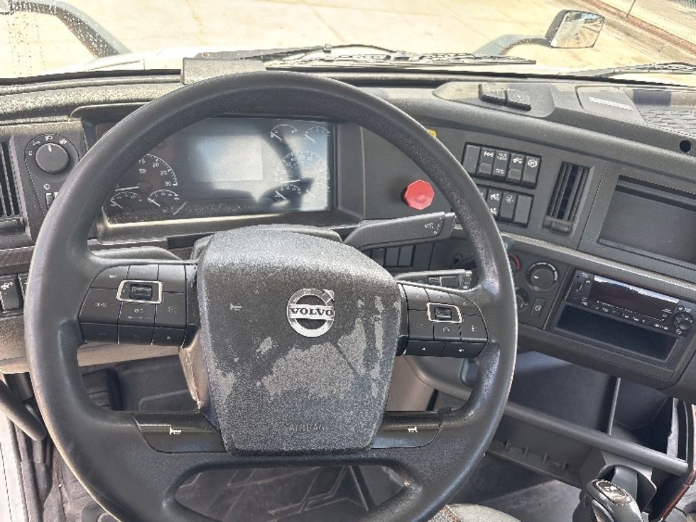 Day Cab Tractor-Heavy Duty Tractors-Volvo-2023-VNR62300-Tampa-FL-466,472\n\t\tmiles-$ 59,500 - Image 11