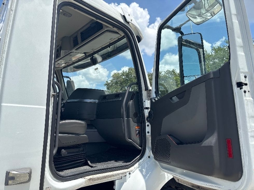 Day Cab Tractor-Heavy Duty Tractors-Volvo-2023-VNR62300-Tampa-FL-466,472\n\t\tmiles-$ 59,500 - Image 12