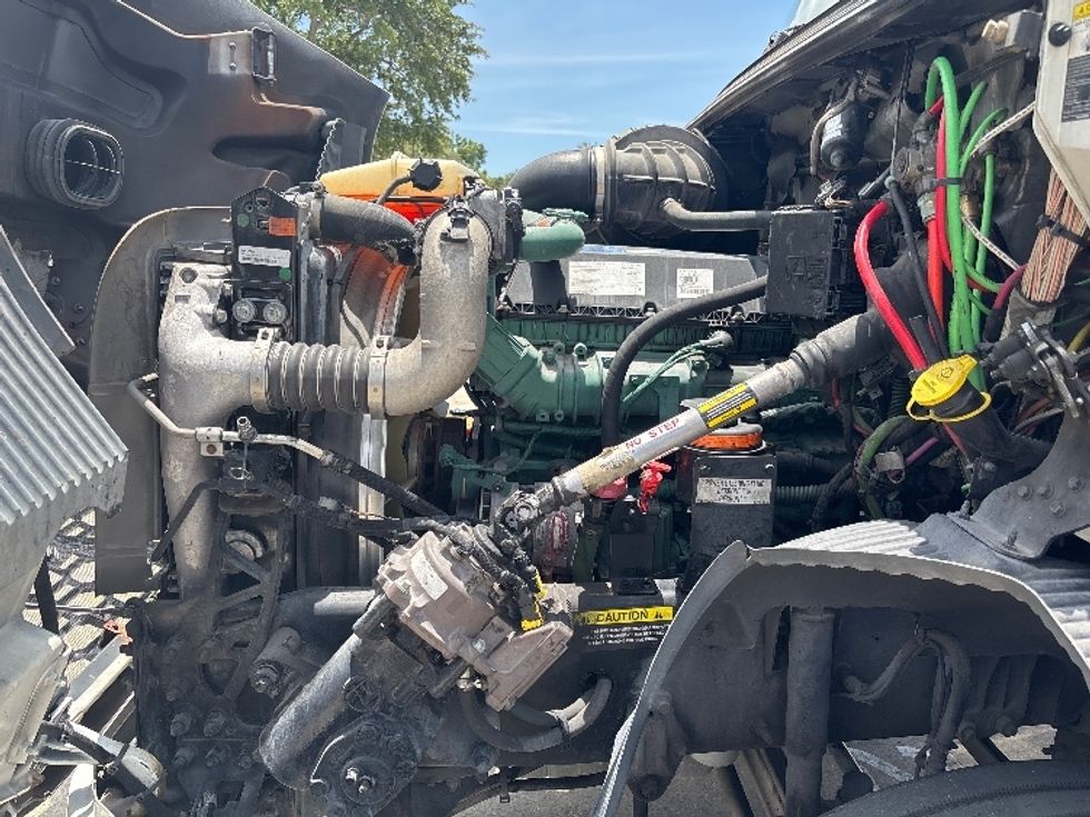 Day Cab Tractor-Heavy Duty Tractors-Volvo-2023-VNR62300-Tampa-FL-466,472\n\t\tmiles-$ 59,500 - Image 16