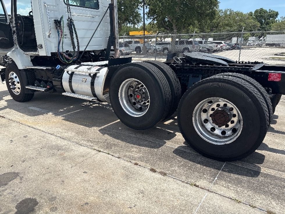 Day Cab Tractor-Heavy Duty Tractors-Volvo-2023-VNR62300-Tampa-FL-466,472\n\t\tmiles-$ 59,500 - Image 17
