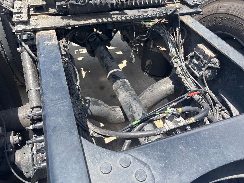 Day Cab Tractor-Heavy Duty Tractors-Volvo-2023-VNR62300-Tampa-FL-466,472\n\t\tmiles-$ 59,500 - Image 18