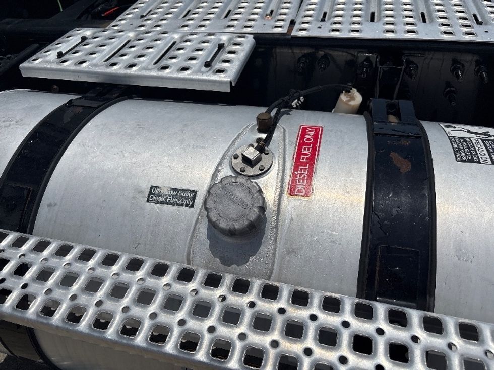 Day Cab Tractor-Heavy Duty Tractors-Volvo-2023-VNR62300-Tampa-FL-466,472\n\t\tmiles-$ 59,500 - Image 20