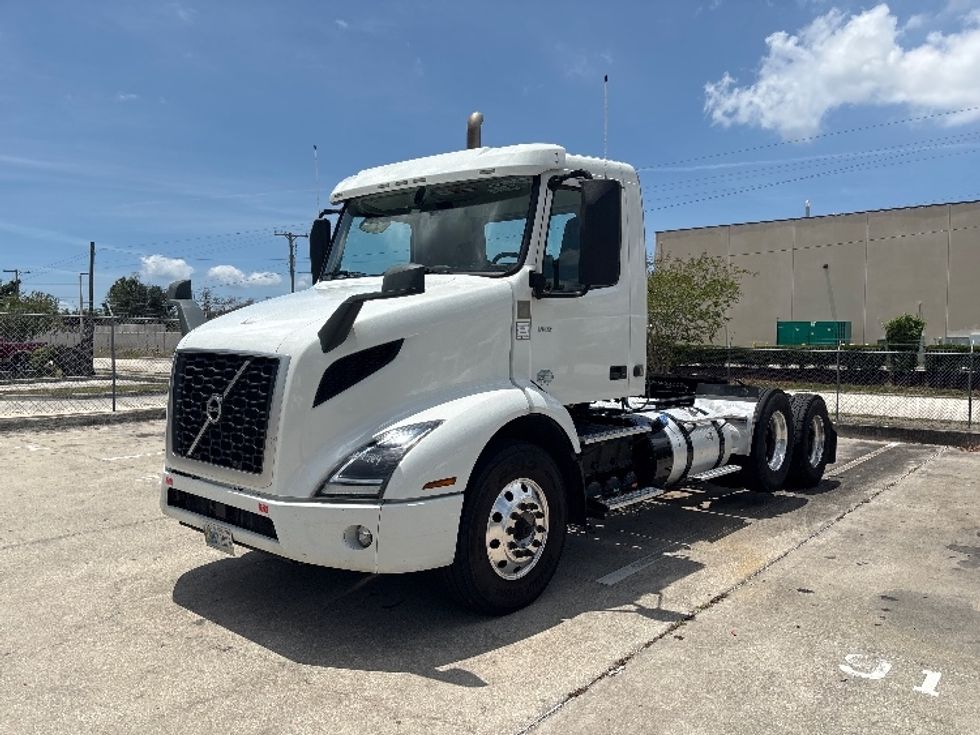Day Cab Tractor-Heavy Duty Tractors-Volvo-2023-VNR62300-Tampa-FL-466,472\n\t\tmiles-$ 59,500 - Image 3
