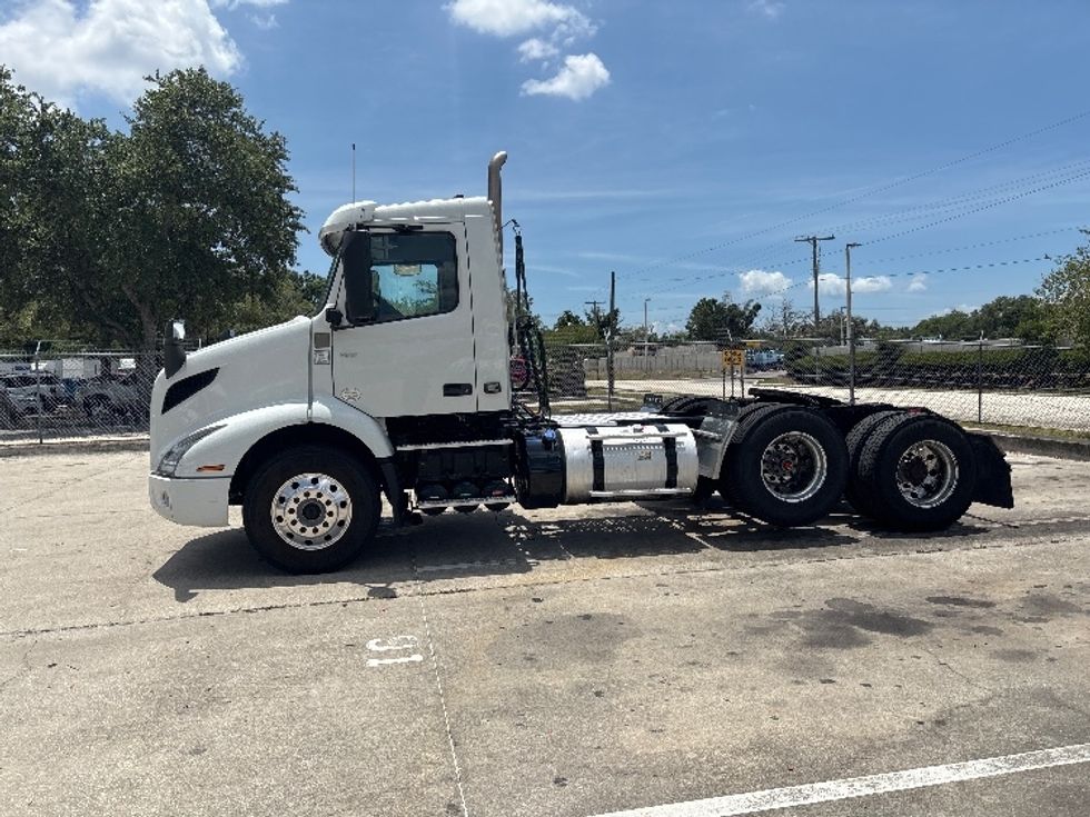 Day Cab Tractor-Heavy Duty Tractors-Volvo-2023-VNR62300-Tampa-FL-466,472\n\t\tmiles-$ 59,500 - Image 4