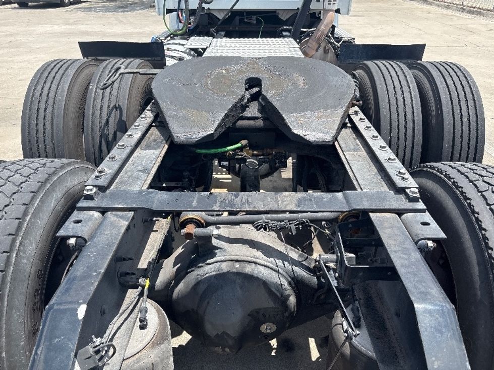 Day Cab Tractor-Heavy Duty Tractors-Volvo-2023-VNR62300-Tampa-FL-466,472\n\t\tmiles-$ 59,500 - Image 6